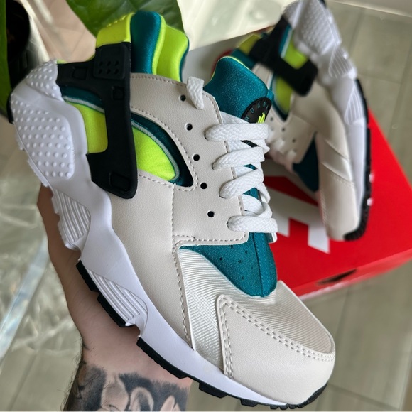 Nike Shoes - NIKE HUARACHE CREAM GREEN